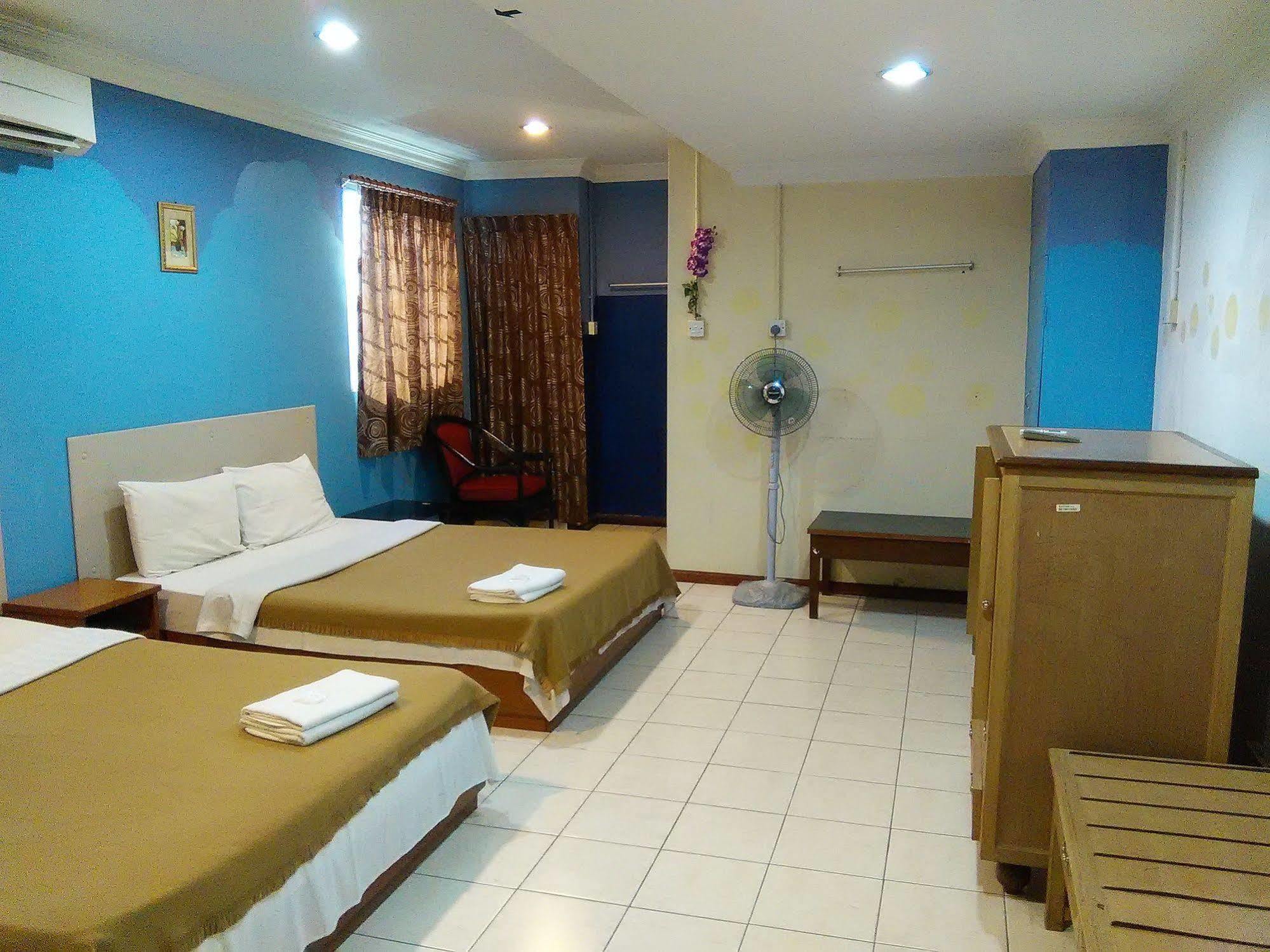 Kapit Hotel Кучинг Екстериор снимка